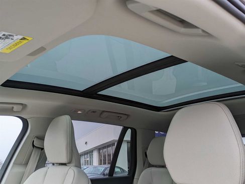 Certified 2024 Volvo XC90 T8 Plus image 31