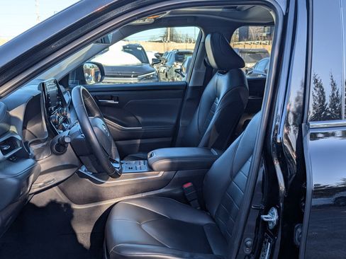 Used 2020 Toyota Highlander XLE image 16