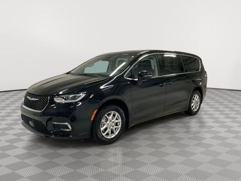 Used 2024 Chrysler Pacifica Touring-L image 7