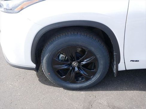 Certified 2024 Toyota Highlander LE AWD/4WD image 8