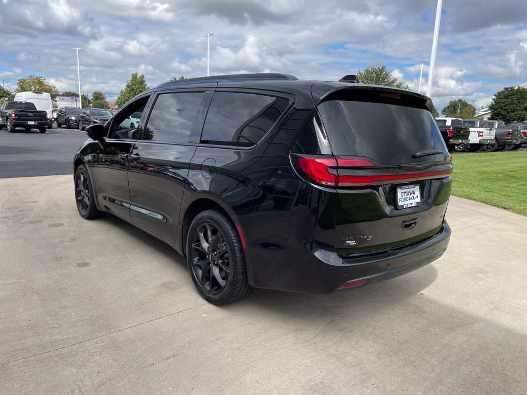 Used 2024 Chrysler Pacifica Touring-L w/ S Appearance Package AWD/4WD image 7