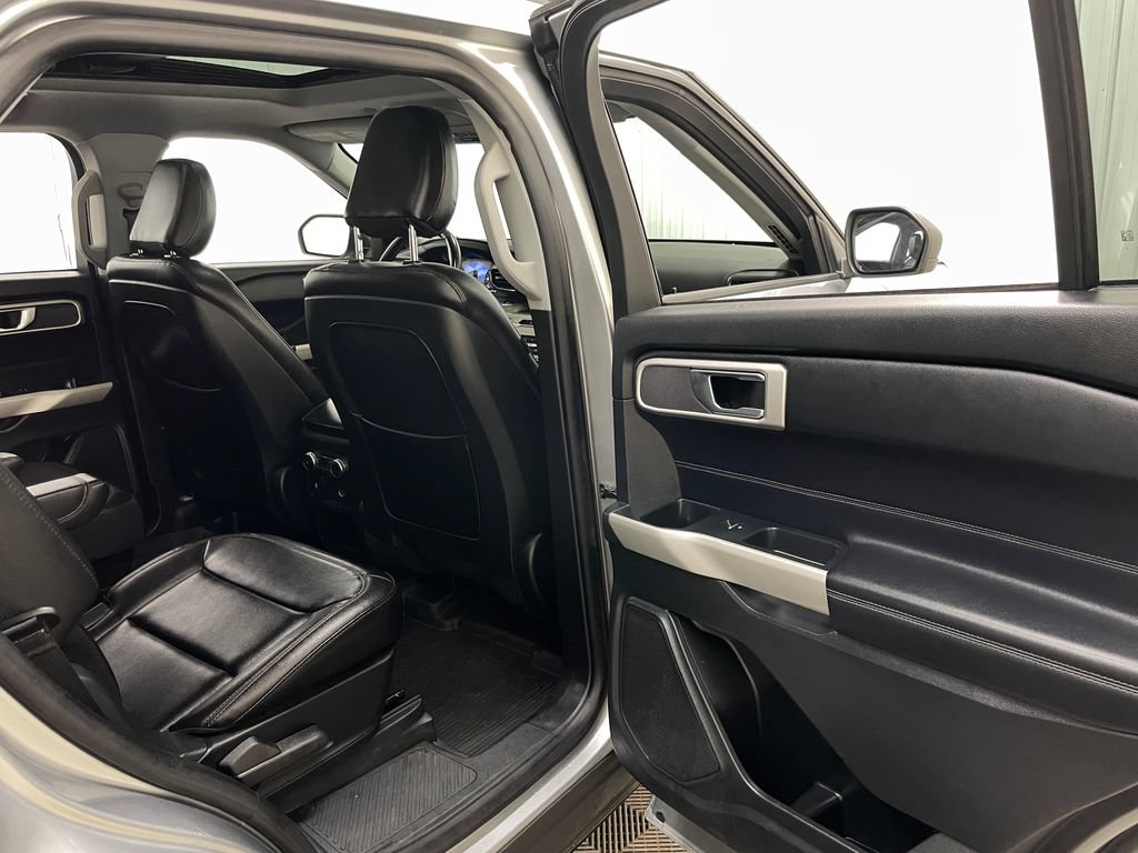Used 2020 Ford Explorer XLT w/ Equipment Group 202A AWD/4WD image 43