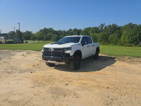 Used 2023 Chevrolet Silverado 1500 ZR2 w/ Technology Package AWD/4WD image 2