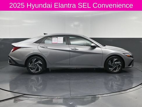 Used 2025 Hyundai Elantra SEL FWD image 4