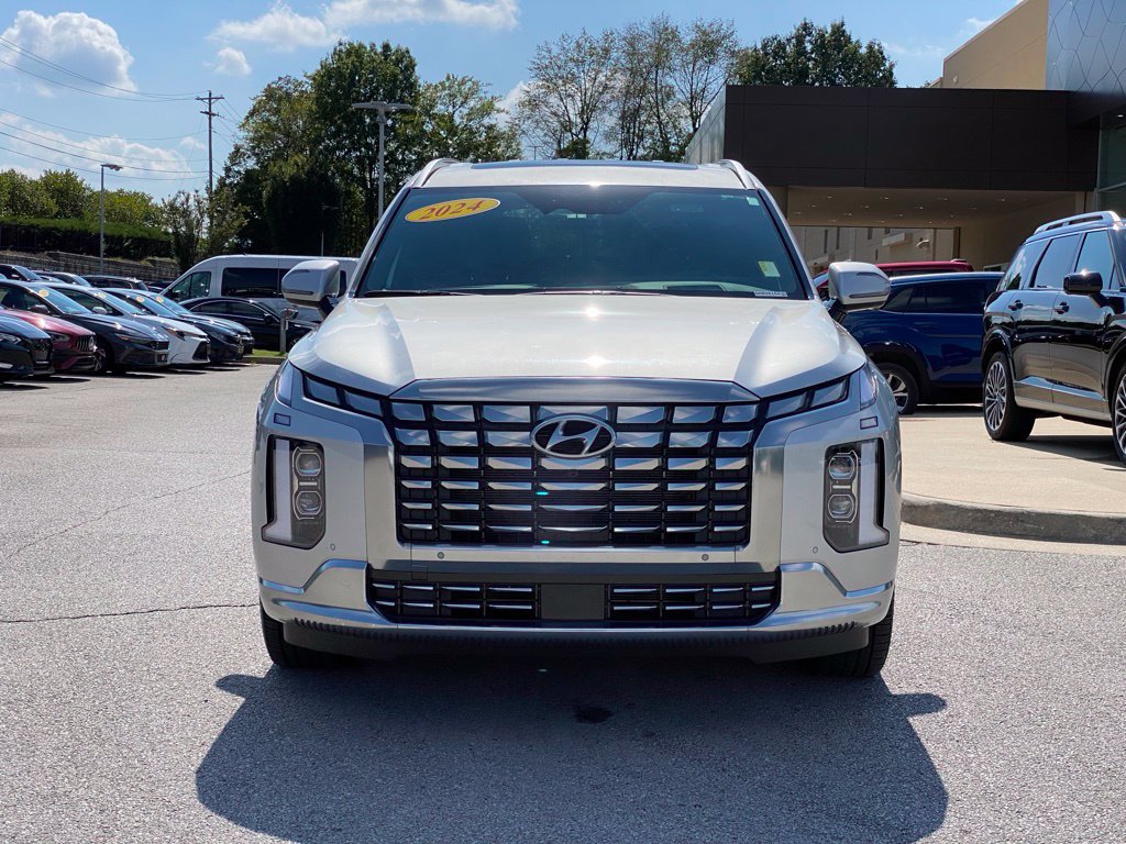 Used 2024 Hyundai Palisade Calligraphy FWD image 2