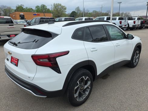 Certified 2025 Chevrolet Trax LT w/ Driver Confidence Package image 8