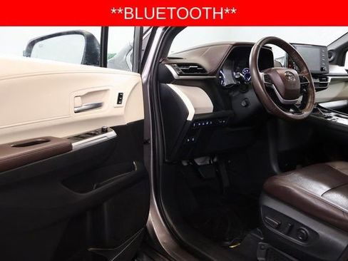 Used 2023 Toyota Sienna Platinum image 11