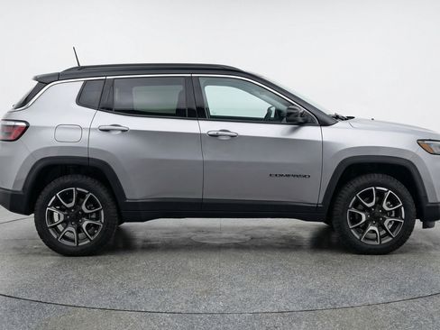 Used 2025 Jeep Compass Trailhawk image 11
