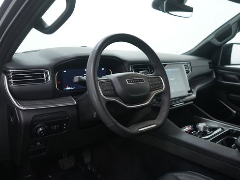 Used 2023 Jeep Wagoneer L Series II w/ Premium Group I image 17