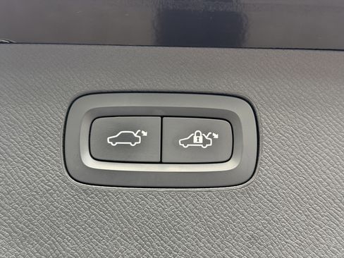 Used 2017 Volvo XC90 T6 Momentum w/ Vision Package image 12