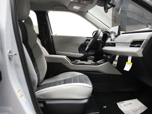 New 2025 Mitsubishi Outlander SE image 18