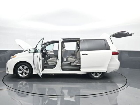 Used 2020 Toyota Sienna L image 26