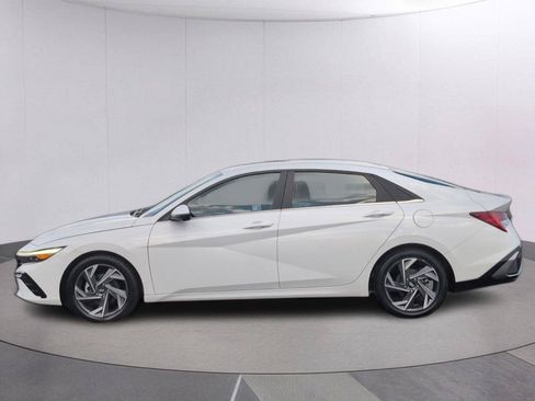 Used 2024 Hyundai Elantra Limited FWD image 2