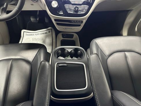 Used 2023 Chrysler Pacifica Touring-L image 35