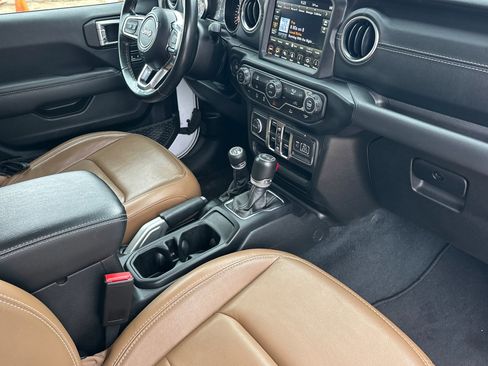 Used 2022 Jeep Wrangler Unlimited Sahara image 16