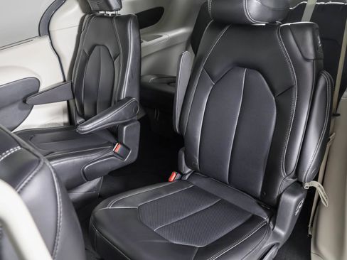 Used 2023 Chrysler Pacifica Touring-L FWD image 36