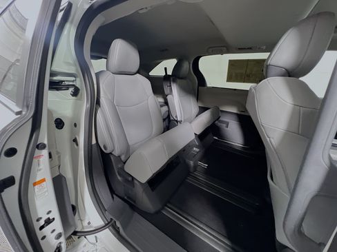 Used 2023 Toyota Sienna XLE FWD image 33