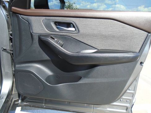 Used 2023 Nissan Rogue SV image 27