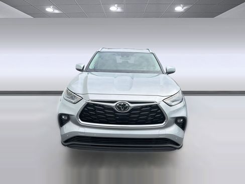 Used 2023 Toyota Highlander Limited FWD image 6