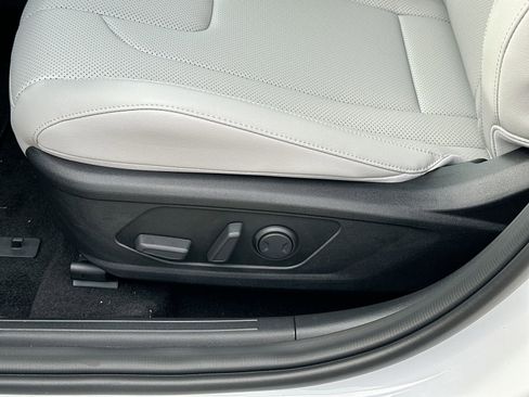 New 2025 Hyundai Elantra Limited image 17