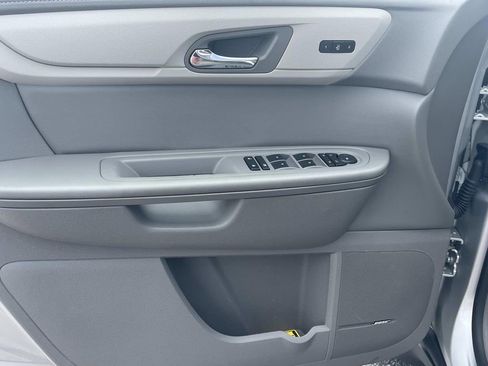 Used 2017 Chevrolet Traverse LT FWD image 16