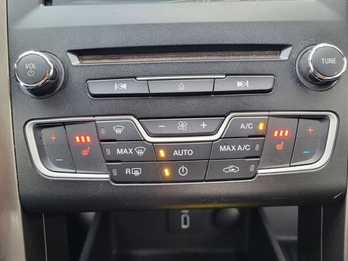 Used 2017 Ford Fusion SE w/ Fusion SE Technology Package image 36