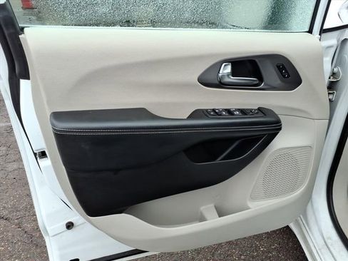 Used 2023 Chrysler Pacifica Touring-L image 10