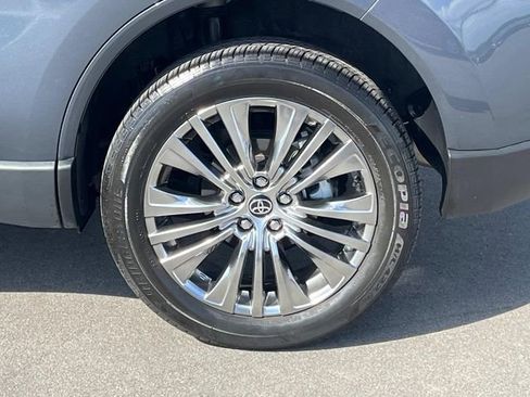Used 2024 Toyota Venza XLE AWD/4WD image 13