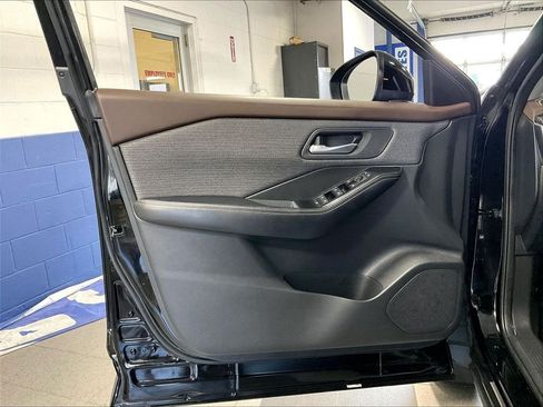 Used 2023 Nissan Rogue SV AWD/4WD image 9