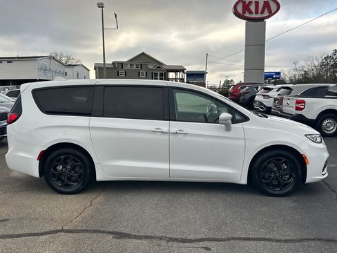 Used 2022 Chrysler Pacifica Touring-L w/ S Appearance Package image 2