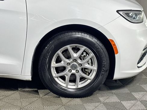 Used 2023 Chrysler Pacifica Touring-L FWD image 21