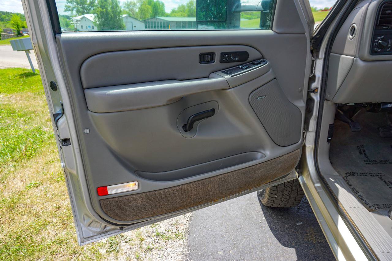 Used 2005 GMC Sierra 2500 SLT w/ Heavy-Duty Power Package AWD/4WD image 23