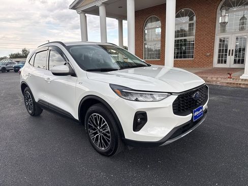 Used 2025 Ford Escape SE image 8