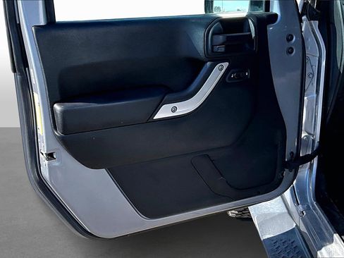 Used 2018 Jeep Wrangler Sahara w/ Connectivity Group AWD/4WD image 14