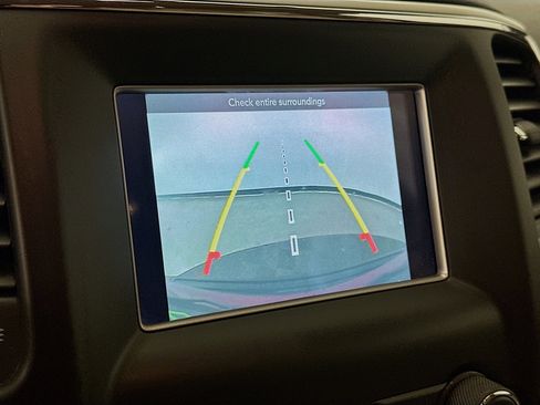 Used 2019 Jeep Grand Cherokee Laredo image 22