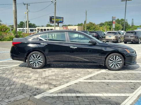 Used 2025 Nissan Altima 2.5 SV w/ SV Premium Package FWD image 6
