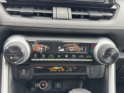 Used 2022 Toyota RAV4 LE image 18