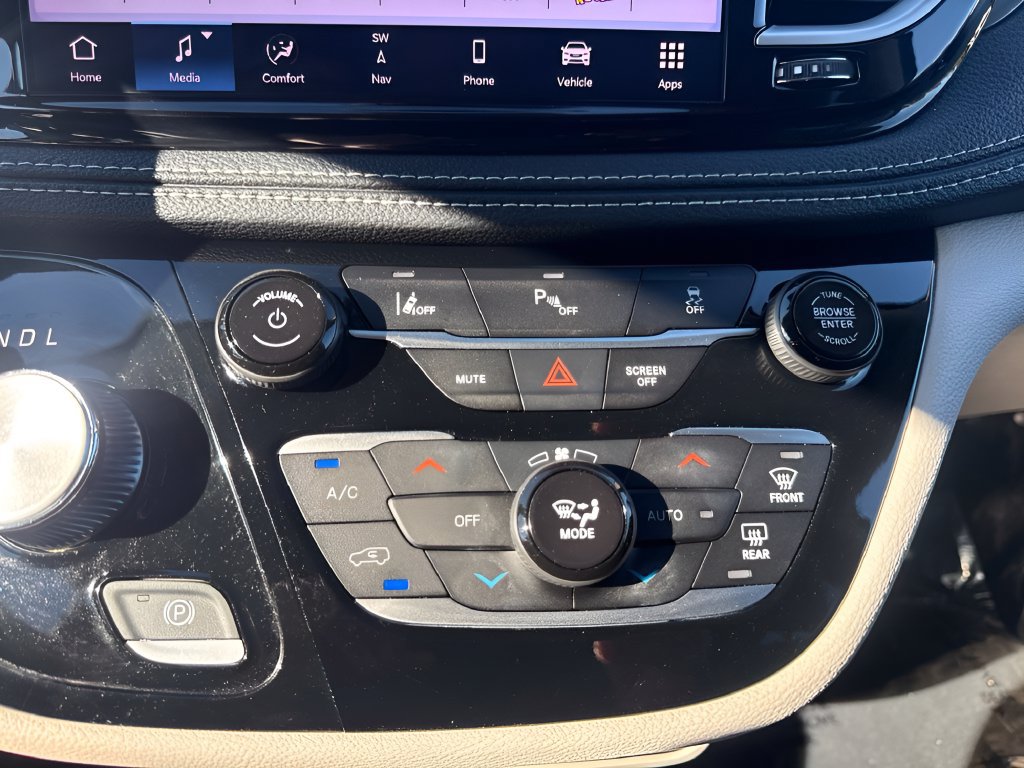 Used 2024 Chrysler Pacifica Limited FWD image 18