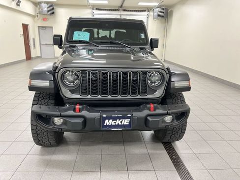 Used 2024 Jeep Gladiator Rubicon w/ Technology Group AWD/4WD image 3
