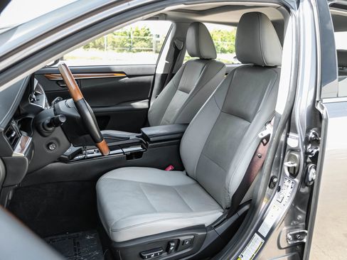 Used 2014 Lexus ES 300h w/ Luxury Package w/Bamboo Trim FWD image 28