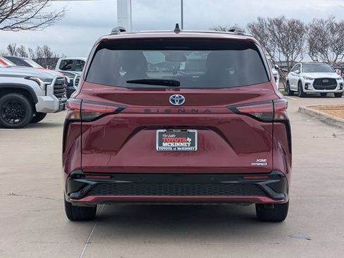 Used 2022 Toyota Sienna XSE image 6