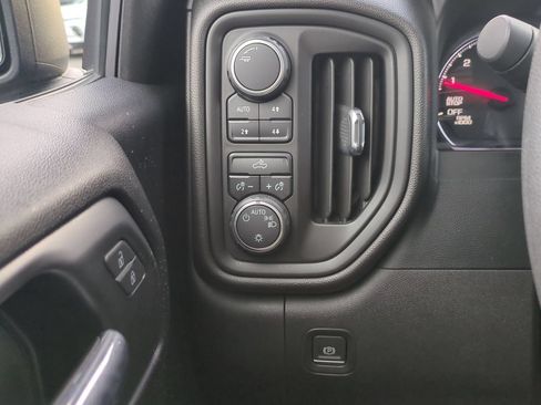 Used 2022 Chevrolet Silverado 1500 Custom Trail Boss AWD/4WD image 16