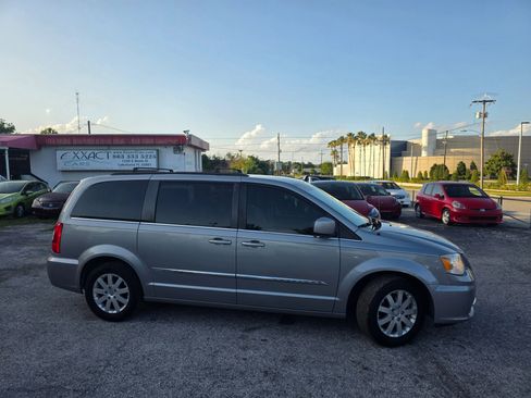 Used 2014 Chrysler Town & Country Touring FWD image 8
