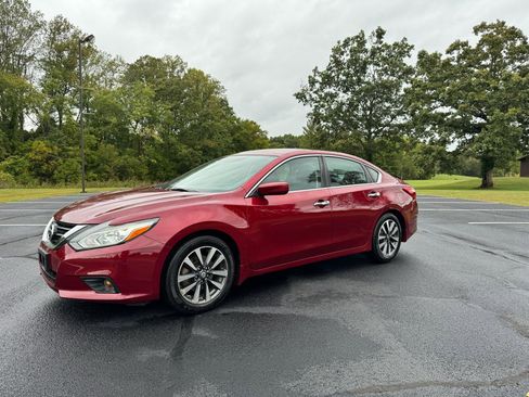 Used 2017 Nissan Altima 2.5 SV image 2