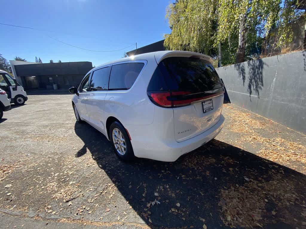 Used 2025 Chrysler Pacifica Select FWD image 4