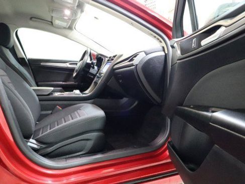 Used 2020 Ford Fusion SE image 10