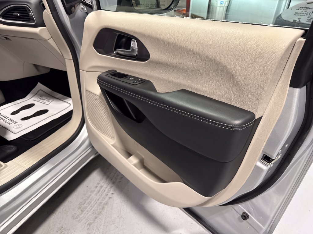 Used 2023 Chrysler Pacifica Touring-L FWD image 36