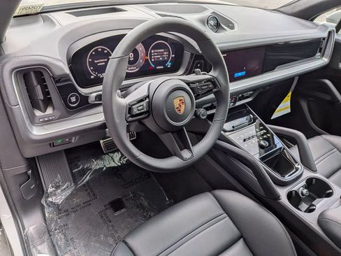 Certified 2025 Porsche Cayenne S AWD/4WD image 4