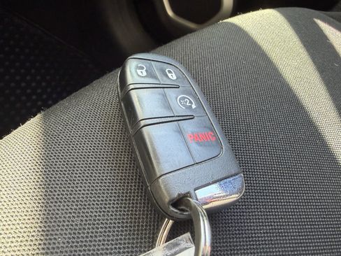 Used 2019 Jeep Renegade Latitude w/ Cold Weather Group AWD/4WD image 42