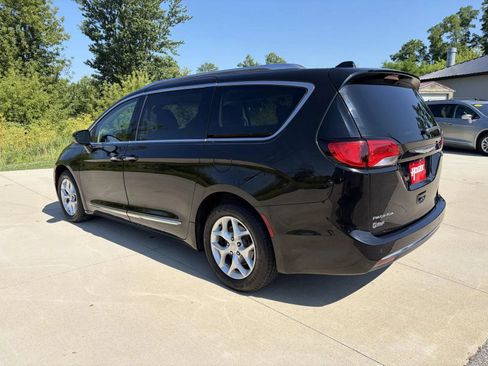 Used 2018 Chrysler Pacifica Touring-L w/ Tire & Wheel Group FWD image 6